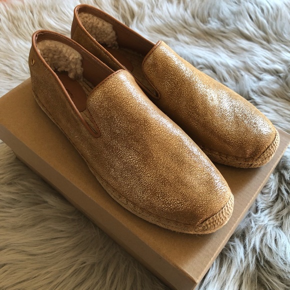 UGG Shoes - UGG NIB W Sandrine II Metallic W/ Gold sz 10
